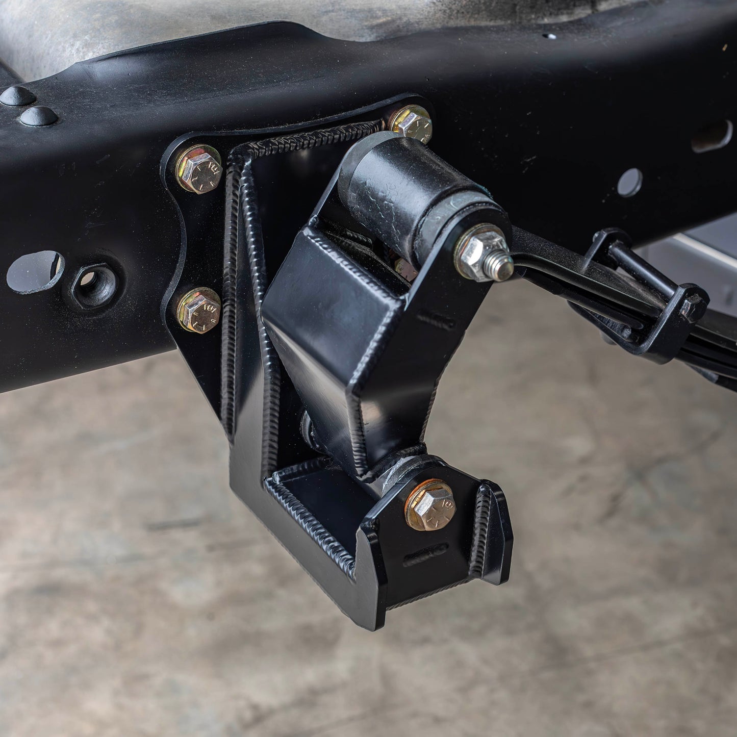 Desolate Motorsports Deaver Q80 Leaf Spring & Shackle Combo – 1980–1996 Ford Bronco